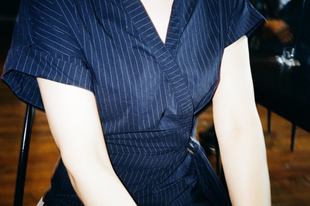 découvrez notre robe sans manches à motif cover arms, alliant élégance et confort pour toutes vos occasions estivales.