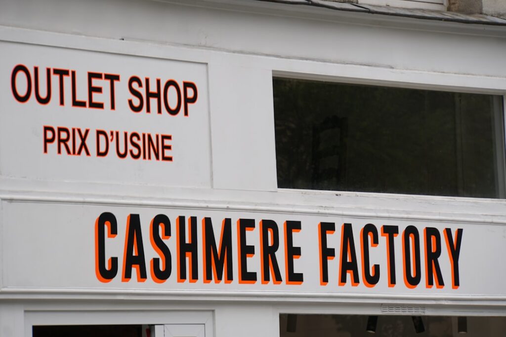 découvrez nos conseils experts pour entretenir et préserver la douceur de votre cachemire, afin de prolonger la durée de vie de vos vêtements en cachemire.