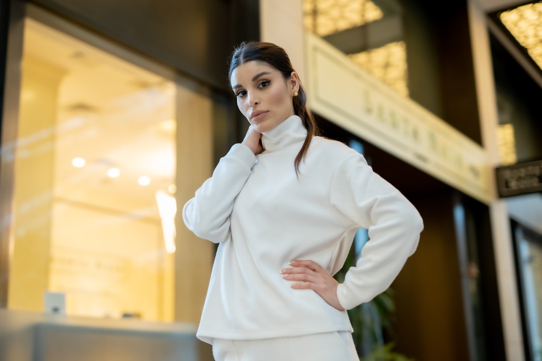 découvrez comment styliser une robe-pull élégante pour toutes les occasions avec nos conseils mode tendances et astuces de look sophistiqué.