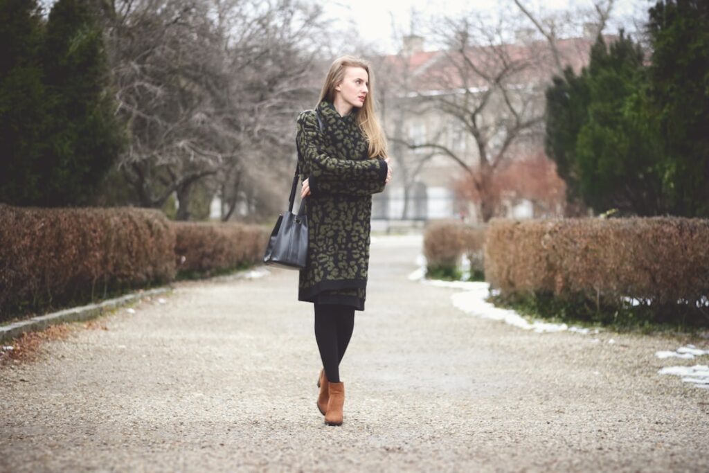 découvrez comment styliser une robe-pull élégante pour un look chic et confortable, parfait pour toutes les occasions.