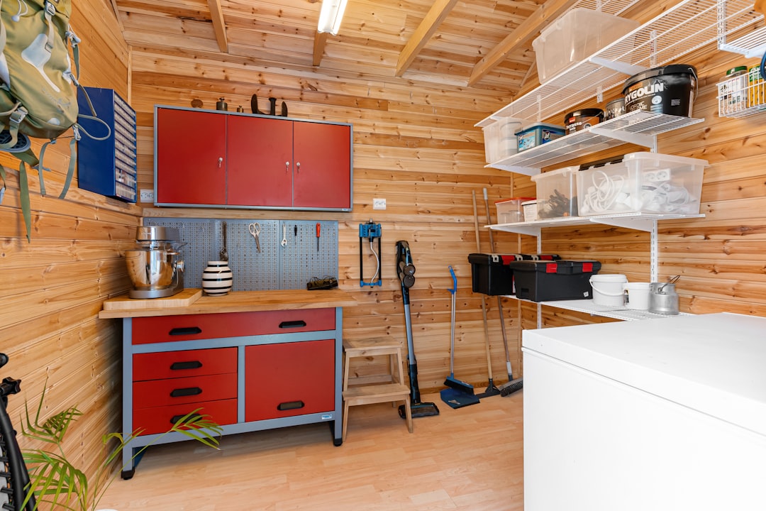 découvrez nos solutions efficaces pour l'organisation de votre garage afin d'optimiser l'espace, ranger vos outils et améliorer la fonctionnalité de votre espace de stockage.