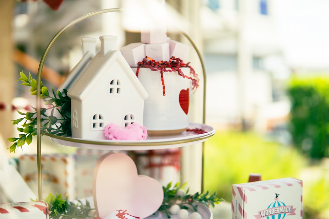 découvrez des idées de cadeaux parfaits pour une pendaison de crémaillère, alliant originalité et convivialité pour réjouir les nouveaux propriétaires.