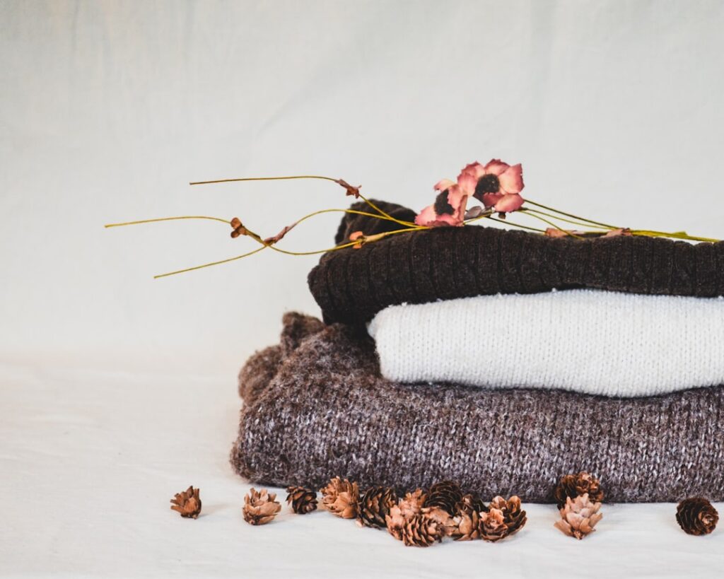 conseils pratiques pour entretenir votre pull en laine : lavage, séchage et rangement pour préserver douceur et qualité.