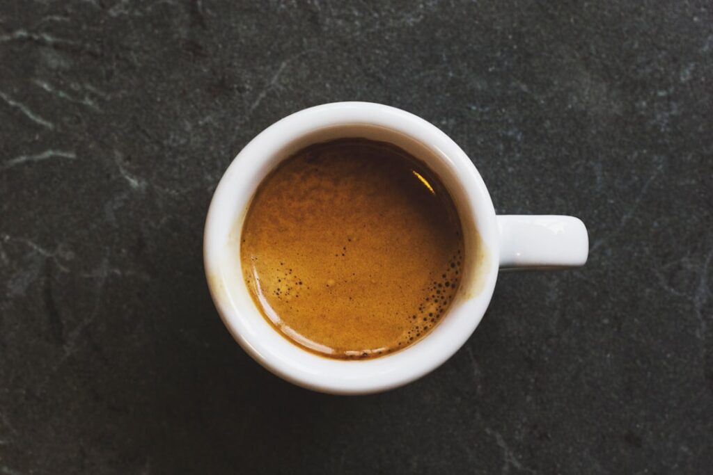 découvrez l'art de l'espresso, un café intense et aromatique, parfait pour les amateurs de café à la recherche d'une expérience riche et énergisante.