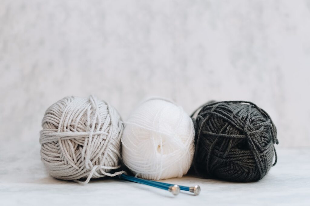 découvrez l'art du tricot : techniques, astuces et modèles pour créer vos propres vêtements et accessoires en laine.