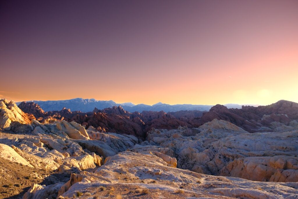 découvrez le nevada, un état emblématique des états-unis, célèbre pour son désert spectaculaire, ses casinos de las vegas, ses paysages naturels uniques et son riche patrimoine culturel.