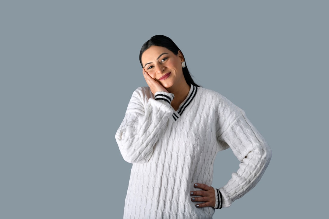 découvrez comment rétrécir un pull facilement à la maison grâce à nos astuces simples et efficaces pour ajuster la taille de vos vêtements en laine.