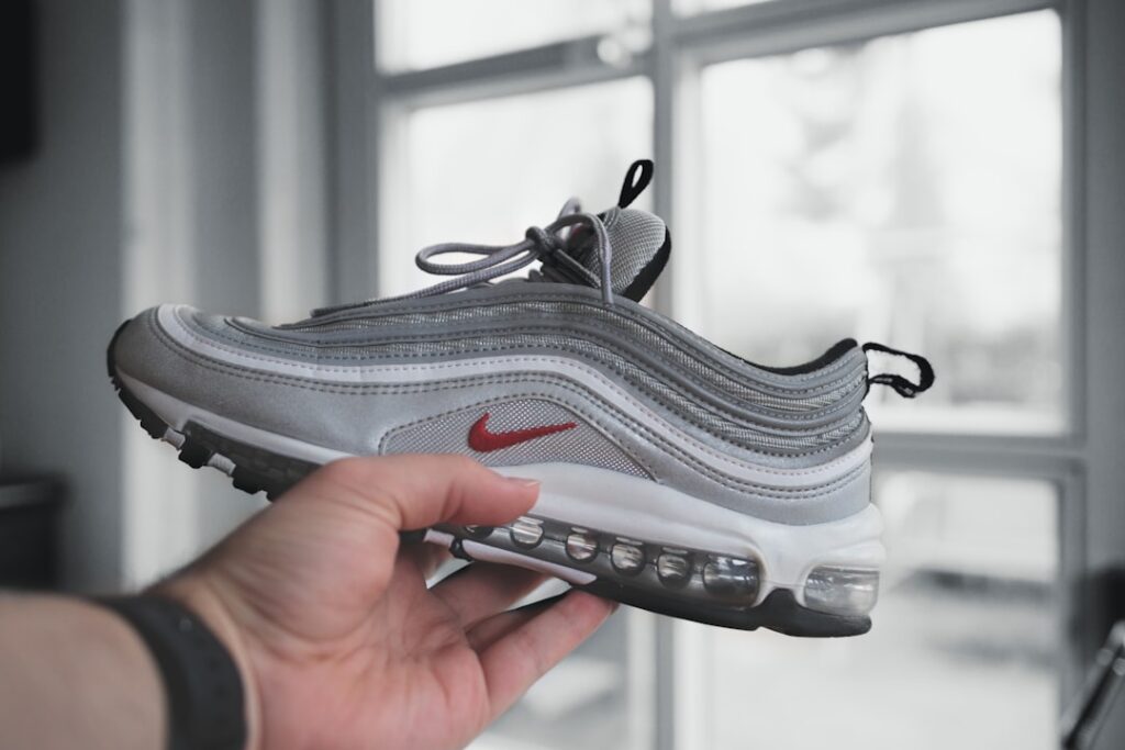 découvrez notre collection de sneakers tendance alliant confort et style pour toutes les occasions. trouvez la paire parfaite qui complète votre look.