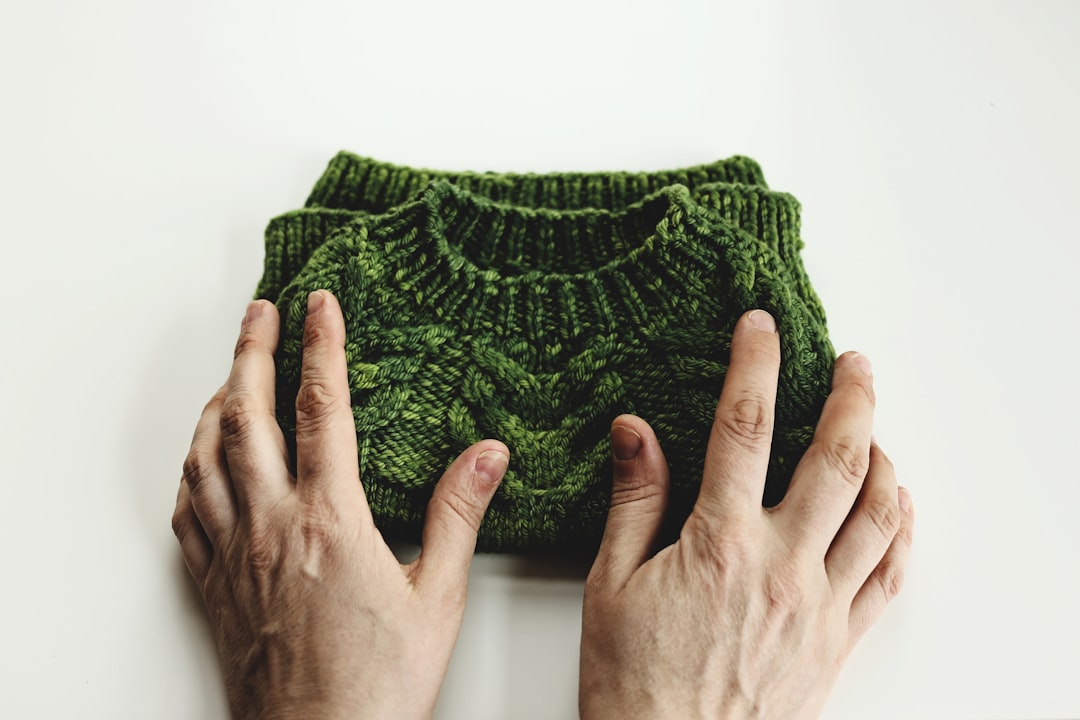 découvrez comment modifier les manches de votre sweater pour un ajustement parfait et un style personnalisé. guide facile pour retoucher vos pulls en toute simplicité.