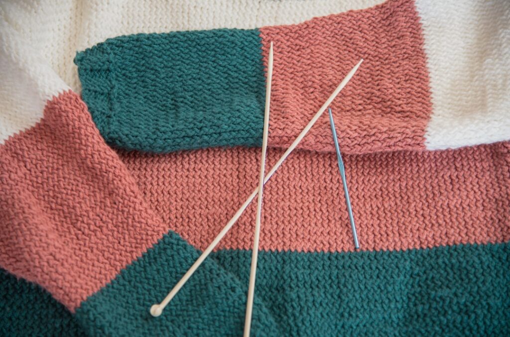 service professionnel de retouche de manches de pull pour un ajustement parfait et un confort optimal.
