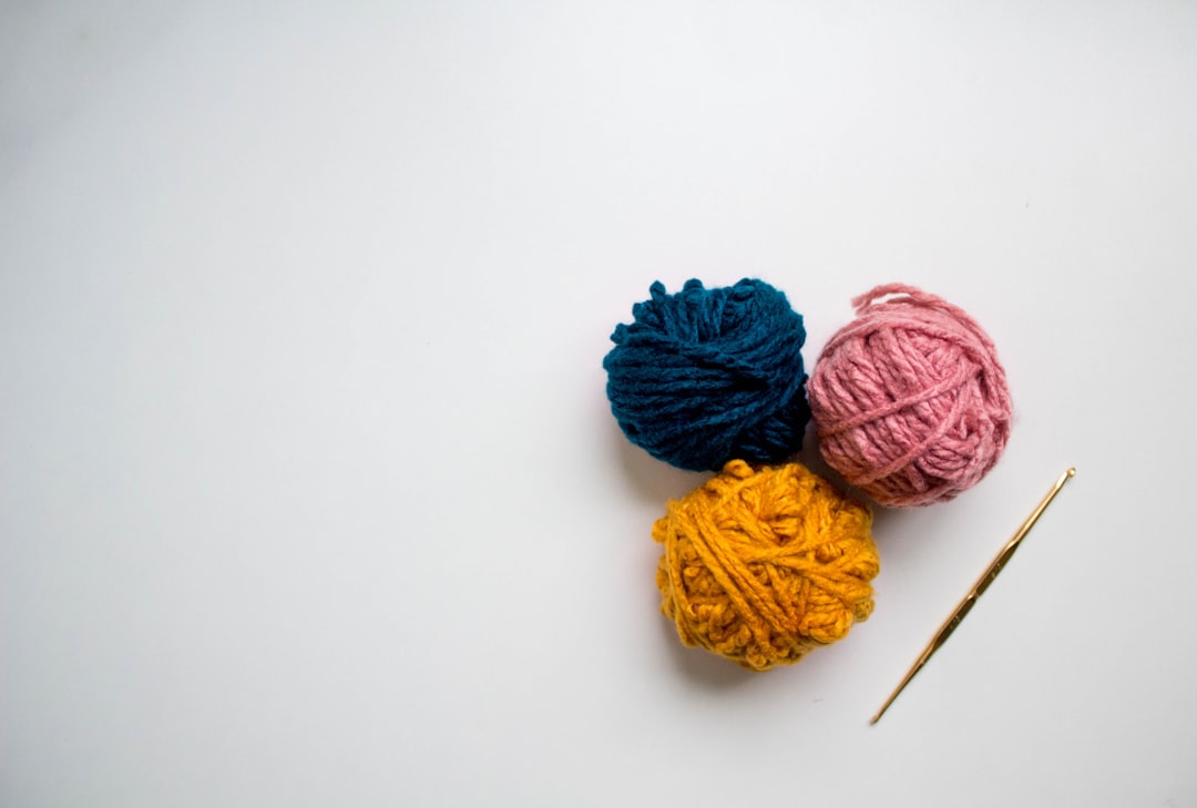 découvrez tout sur le fil à tricoter 'yarn' : types, utilisations, conseils pour choisir le meilleur fil pour vos projets de tricot et crochet.