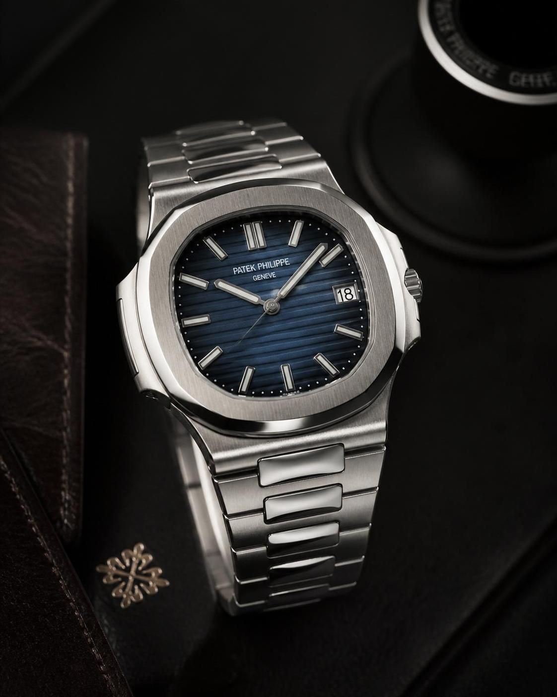découvrez pourquoi la patek philippe nautilus séduit toujours autant les passionnés d'horlogerie, entre design iconique et excellence technique.
