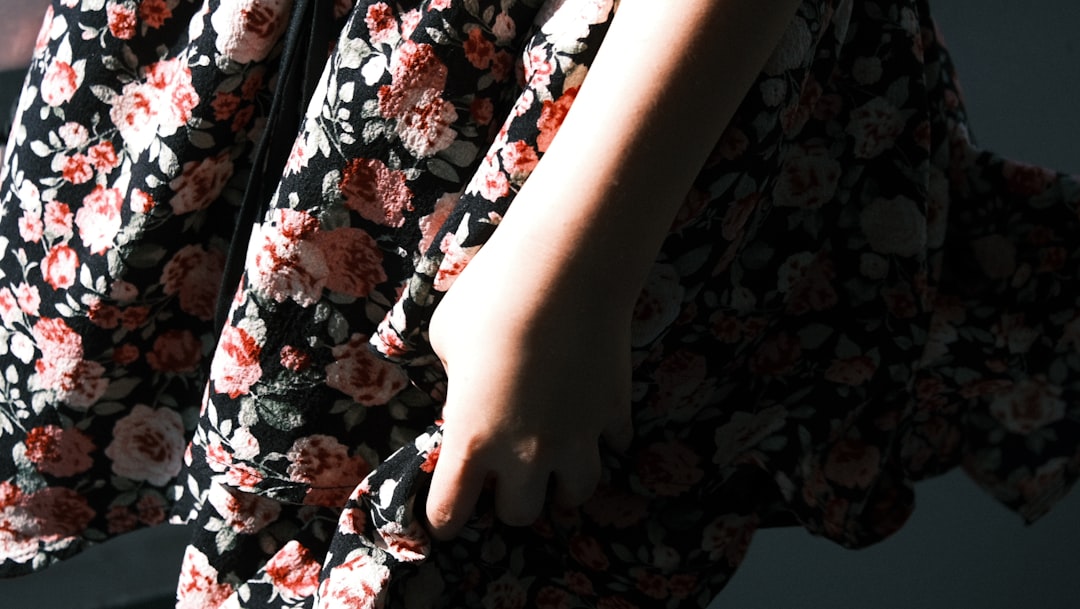 découvrez notre robe sans manches cover arms, alliant élégance et confort pour un style estival impeccable.