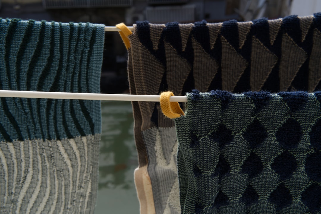 découvrez notre guide complet pour l'assemblage de pulls tricotés, avec des techniques faciles pour créer des vêtements confortables et élégants à la main.