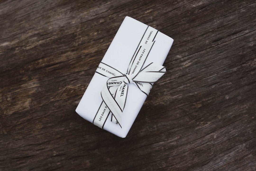 découvrez des idées de cadeaux personnalisés uniques pour surprendre vos proches avec des présents faits sur mesure et remplis d'émotion.