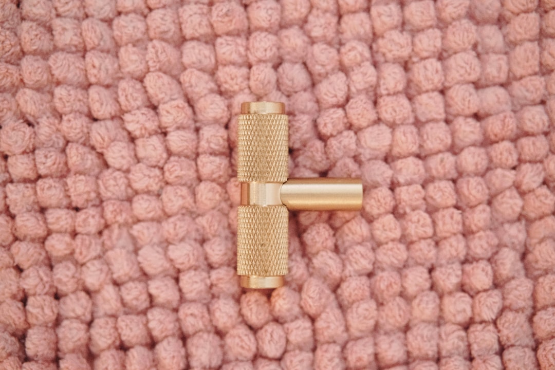 service de réparation de pull en laine pour restaurer vos vêtements préférés avec soin et expertise.