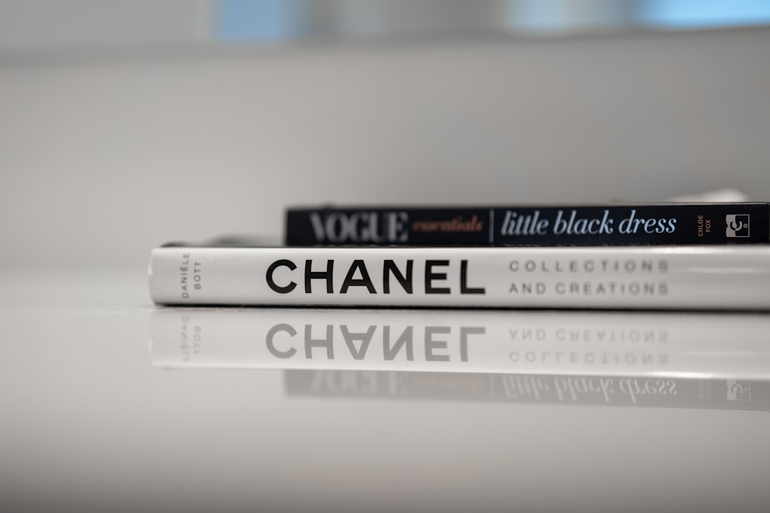 découvrez la petite robe noire, un incontournable de la garde-robe féminine, parfaite pour toutes les occasions, alliant élégance et simplicité.