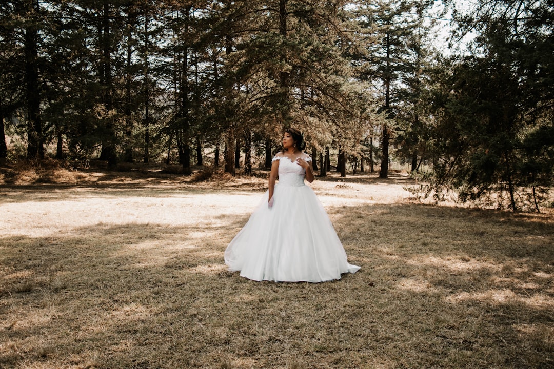 découvrez nos conseils et informations pour connaître le prix des robes de mariée et trouver la tenue parfaite pour votre grand jour.