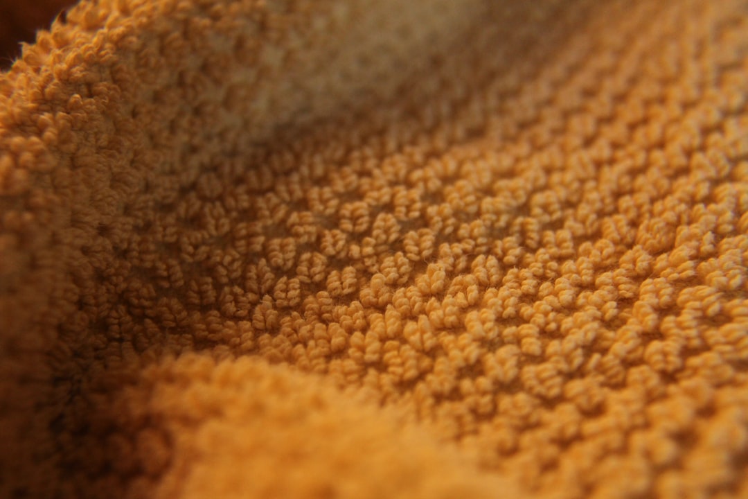 découvrez comment étirer un pull en laine facilement et en toute sécurité pour lui redonner forme et confort.