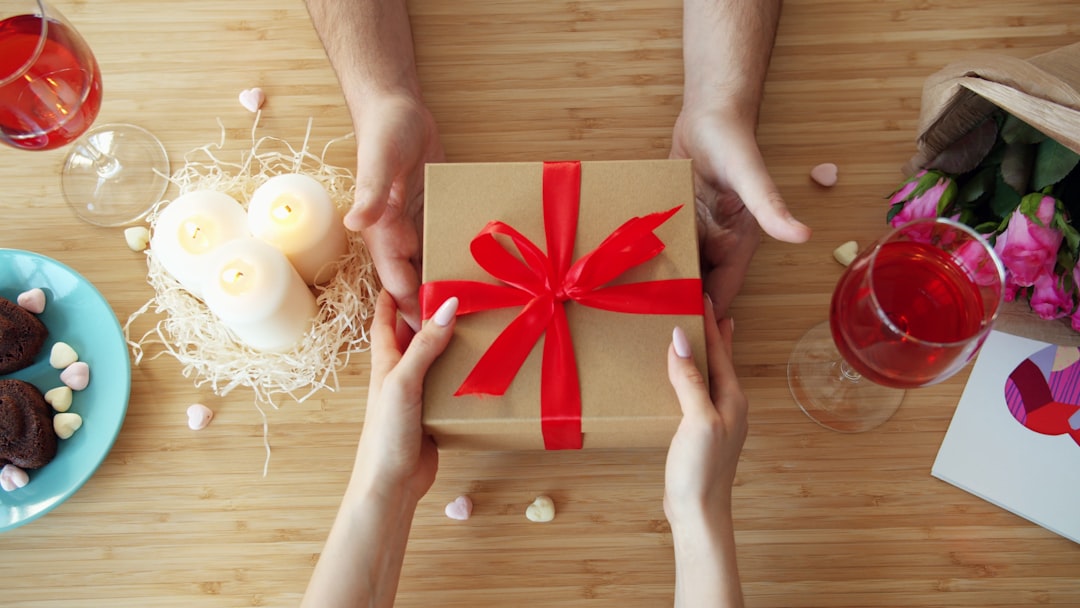 découvrez des idées de cadeaux originales et romantiques pour couples, parfaits pour toutes les occasions afin de surprendre et ravir votre moitié.