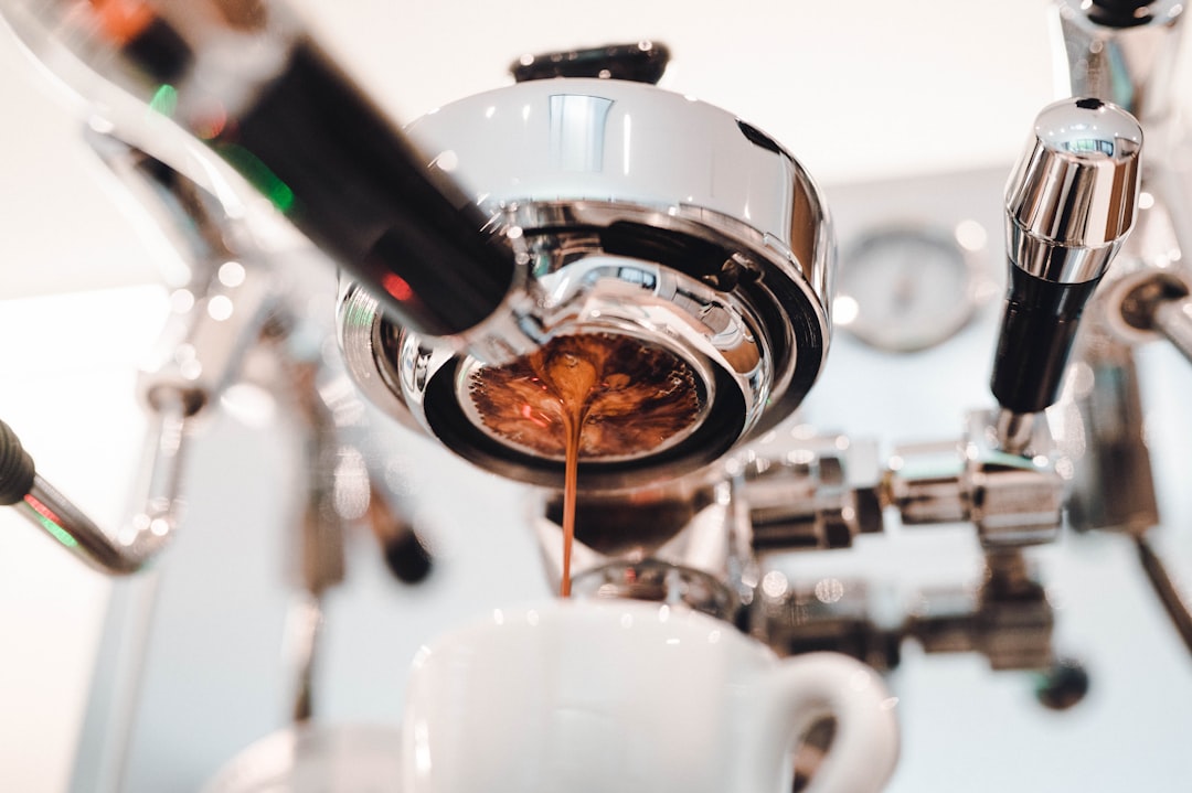 découvrez l'espresso, un café intense et aromatique, préparé à partir de grains finement moulus pour une expérience riche et savoureuse.