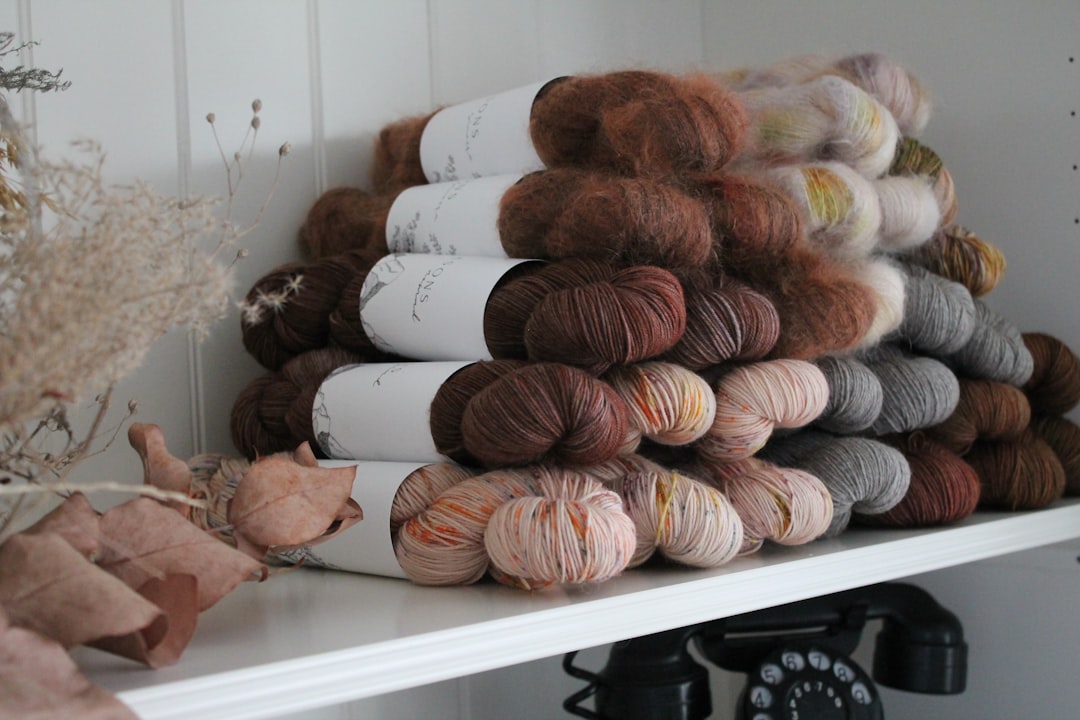 découvrez l'art du tricot : techniques, astuces et modèles pour tous les niveaux afin de créer vos propres vêtements et accessoires en laine.