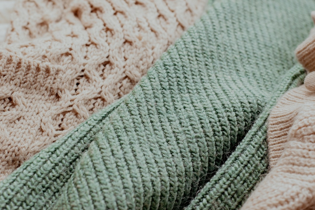 apprenez à resserrer l'ourlet d'un pull en laine pour un ajustement parfait et un style amélioré.