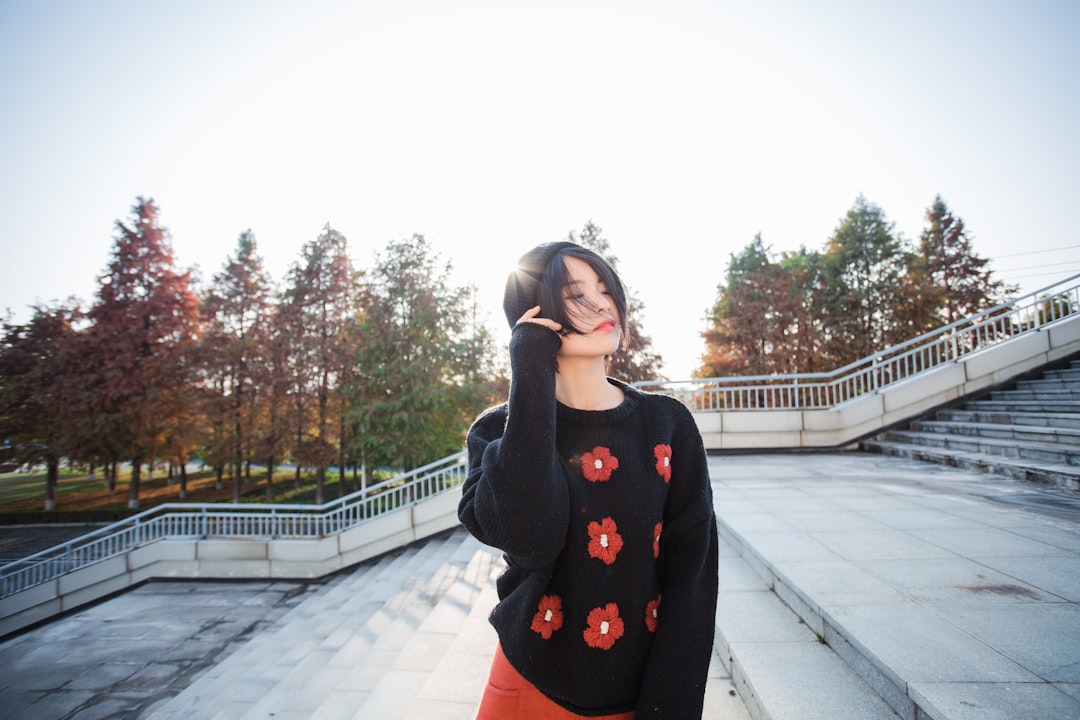 découvrez comment redonner vie à votre pull rétréci grâce à nos astuces simples et efficaces pour l'étirer et lui rendre sa taille d'origine.